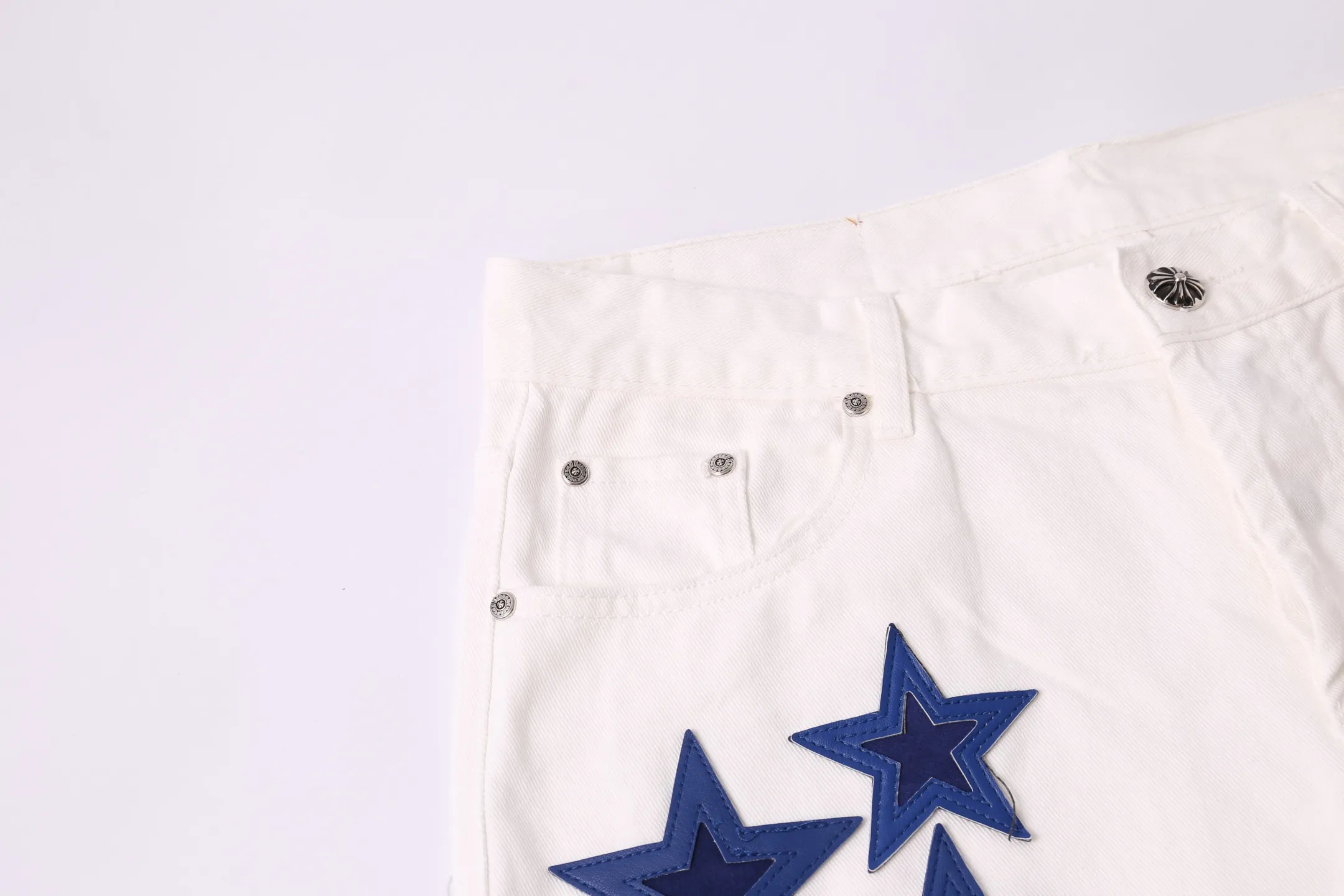 P260 Style No.: H889 Crow Heart & 𝐂𝐡𝐫𝐨𝐦𝐞 𝐇𝐞𝐚𝐫𝐭 ss25 new Fontainebleau limited star 💫 patchwork leather jeans. Styles with different washed textures are very friendly to people with thin legs. The slightly flared version perfectly modifies the leg shape. The timeless and moderate length makes it easy to match and match. It is the basis for various styles and is a must-have in your wardrobe! The fabric is stiff but also makes the upper body soft without losing texture. The washing process is even more perfect. It is a must-have item for everyone! ! ! Washed wheat, hang tag, pants label, three labels complete Color: white Size: 28-30-32-34-36